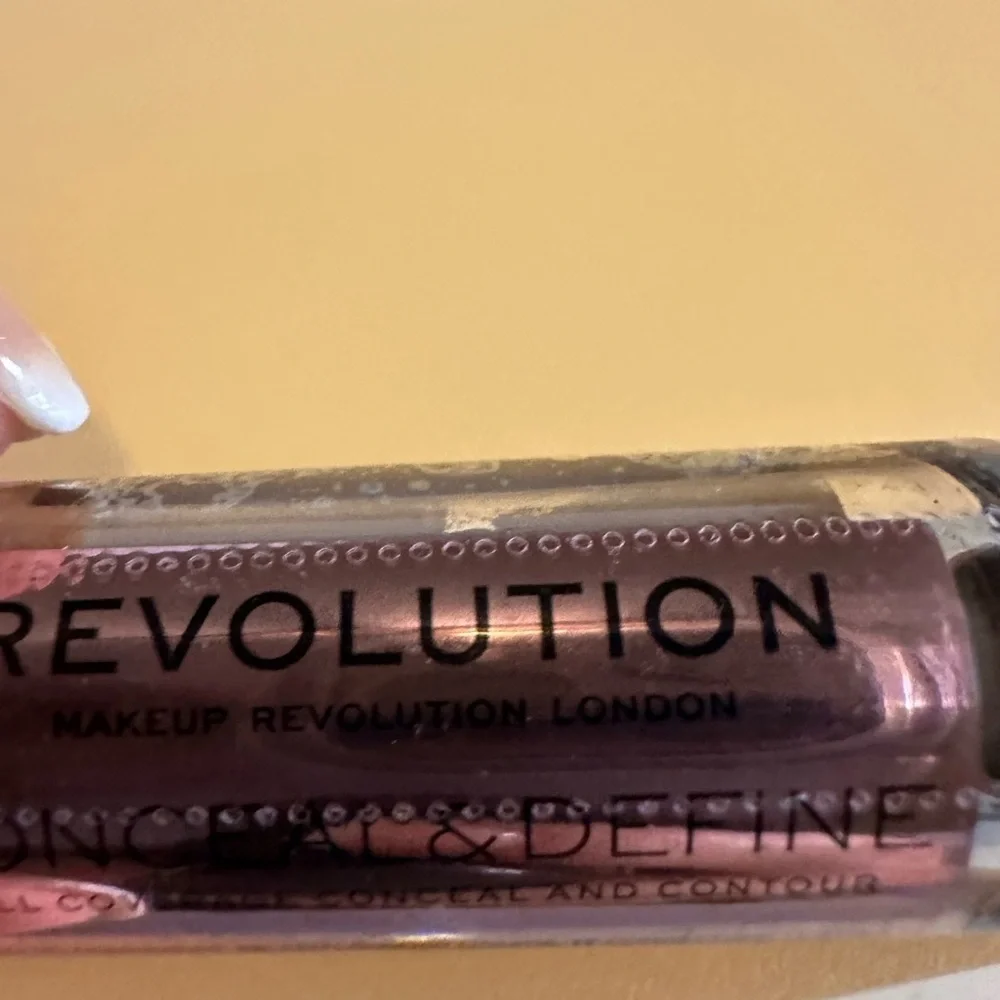 🩷5/$10 Revolution Conceal & Define Concealer